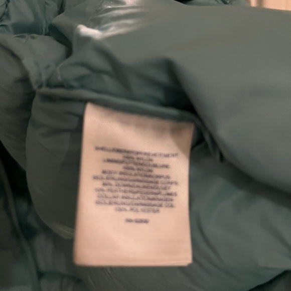 This a light down goose 3 quarter sleeveless vest and it can be folded up - Picture 6 of 7